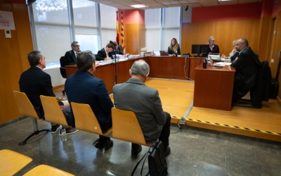 Els tres acusats dins la sala de vistes | Roger Benet